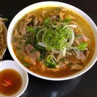Hình ảnh Bún bò mỡ nổi nạm đuôi