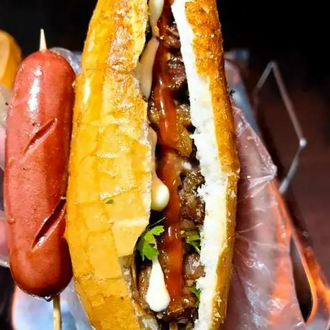Hình ảnh Bánh mì kẹp 1 xiên thịt - 1 xúc xích