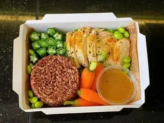 Hình ảnh cơm gạo lứt -ức gà áp chảo
