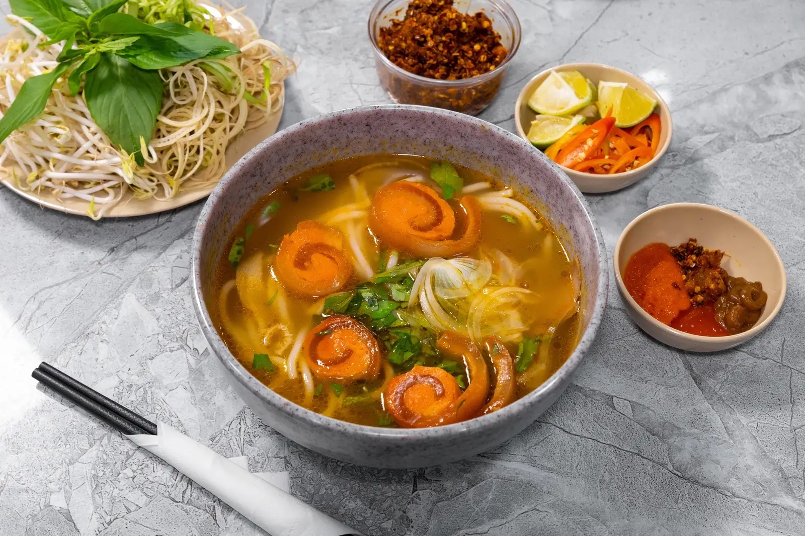 Hình ảnh Bún bò tô thường (chả cuộn da bò)