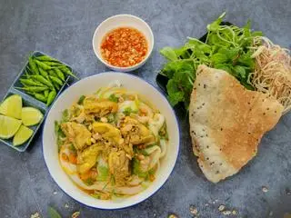 Hình ảnh Mì Quảng Gà Đầy Đủ 