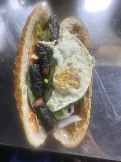 Hình ảnh bánh mì chả lá lốt +trứng ốp La 