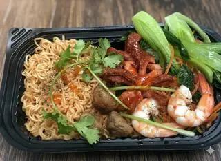 Hình ảnh Mì trộn (1 vắt mì + 2 xúc xích + 4 chả bò viên + 2 tôm).