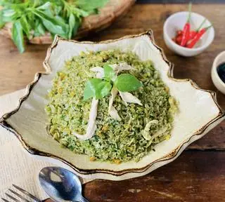 Hình ảnh CƠM CHIÊN LÁ É GÀ XÉ