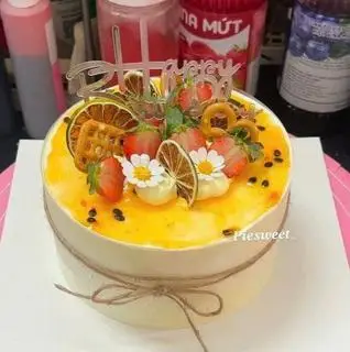 Hình ảnh Bánh sinh nhật hoa quả phủ mứt chanh leo