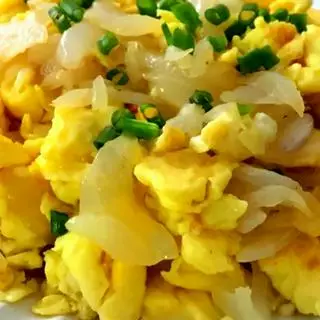 Hình ảnh Cơm trứng chiên hành tây - 1 xúc xích thêm