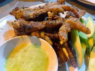 Hình ảnh Chân gà nướng siêu to đặc biệt 