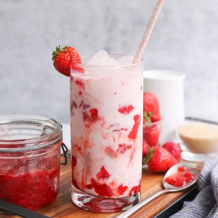 Hình ảnh Sữa chua lắc dâu - M