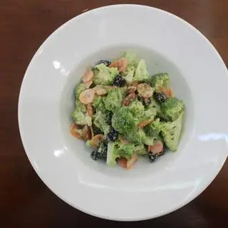 Hình ảnh Broccoli and Dried Cranberries 
