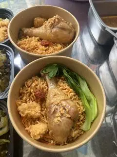 Hình ảnh Mì trộn đùi gà mắm tỏi