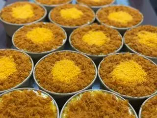 Hình ảnh Bông Lan Trứng Muối Gà Cay