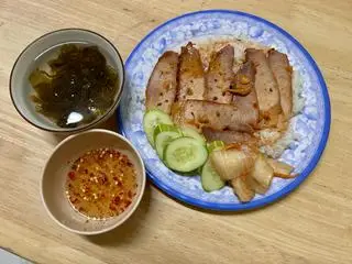 Hình ảnh Cơm thịt khìa nước dừa