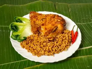 Hình ảnh Mì Trộn Đùi Gà Góc Tư Nướng