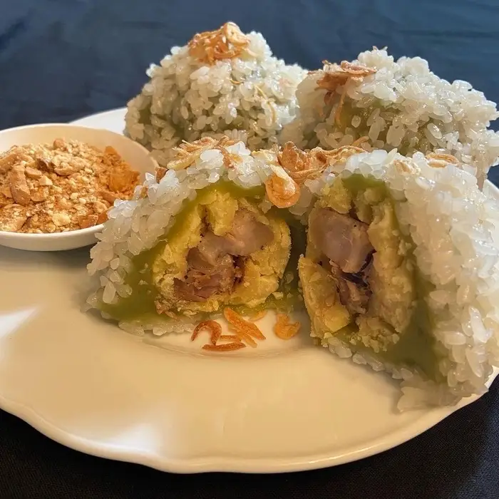 Hình ảnh Xôi khúc + muối mè