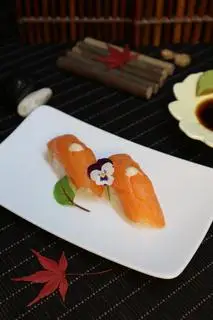 Hình ảnh SUSHI CÁ HỒI