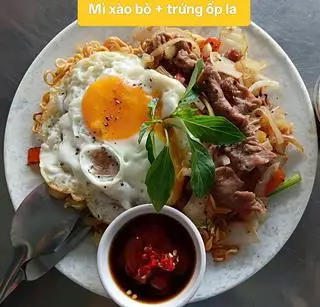 Hình ảnh Mì xào bò - trứng ốp la