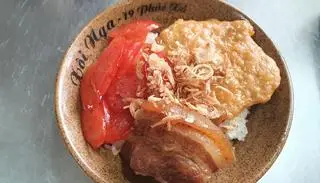 Hình ảnh Xôi thịt kho - chả cốm - lạp xưởng