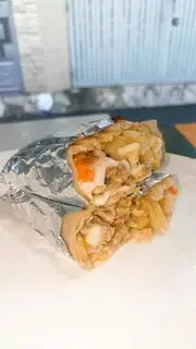 Hình ảnh Burrito mix bò bằm và gà nấm sốt cay