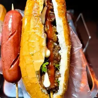 Hình ảnh Bánh mì kẹp 1 xiên thịt - Nửa cái xúc xích