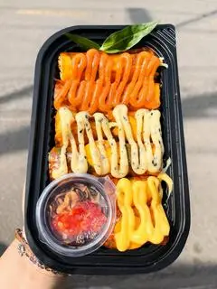 Hình ảnh bánh tráng đỏ cuộn mixx sốt 