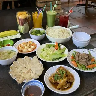 Hình ảnh Mâm thịnh soạn: Gồm 3 phần cơm đầy đủ + 3 Nước tuỳ chọn + Tặng trái cây cắt sẵn 700ml