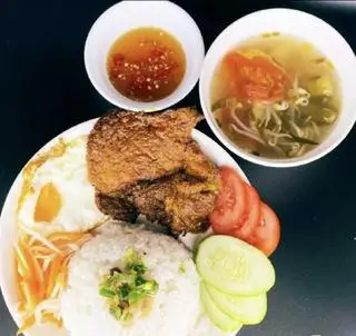 Hình ảnh Cơm tấm sườn trứng ốp la
