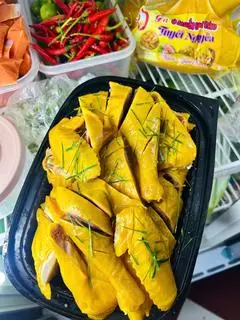 Hình ảnh 1 con gà ủ muối k đầu (chặt sẵn)