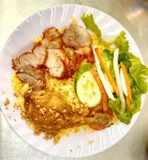 Hình ảnh Cơm gà xối mỡ xá xíu 