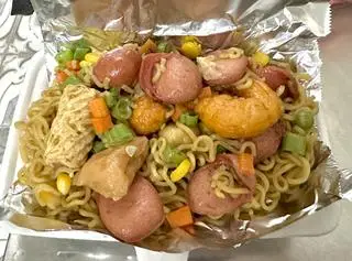 Hình ảnh Mì trộn nem chua rán