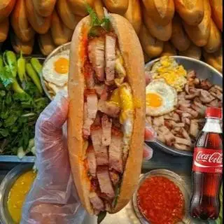 Hình ảnh Bánh mì Heo Quay + Trứng ốp la