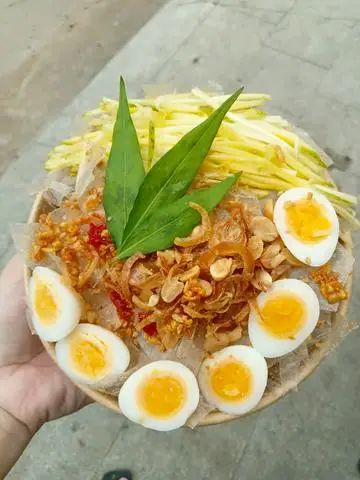 Hình ảnh bánh tráng trộn sa tế tỏi +cuộn đỏ chấm xốp me+bánh trắng cuộn lồng đào rồi trộn mở hành  
