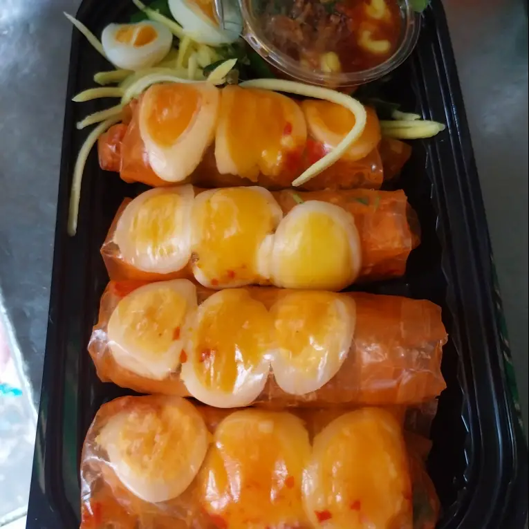 Hình ảnh Bánh tráng cuốn chấm me mỡ hành sốt bơ - trứng cút hồng đào