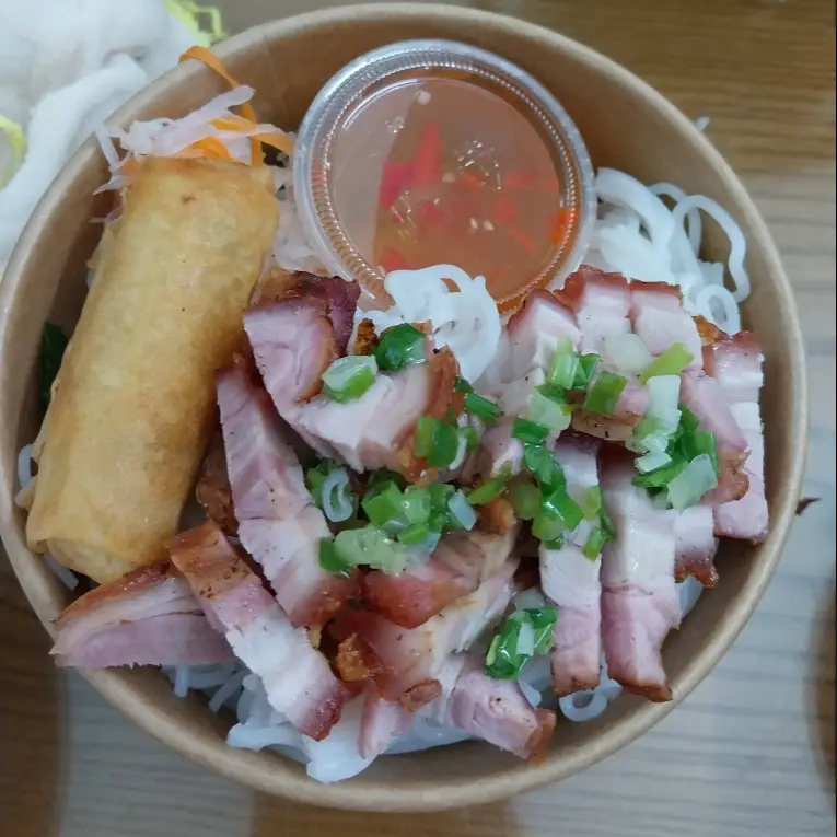 Hình ảnh bún heo quay +sâm lạnh