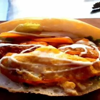 Hình ảnh Bánh mì nem nướng - trứng tráng