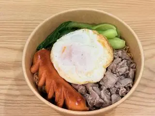 Hình ảnh Mì trộn xốt tôm - bò - trứng - xúc xích