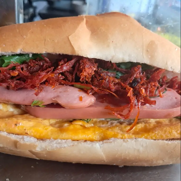 Hình ảnh BÁNH MI PATÊ XÚC XICH +CHẢ GIO + BO KHÔ 