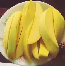 Hình ảnh XOÀI Tứ quý kèm muối ớt khay 400g và sốt chấm siêu ngon
