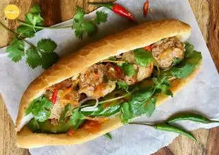 Hình ảnh Bánh mì xíu mại xúc xích