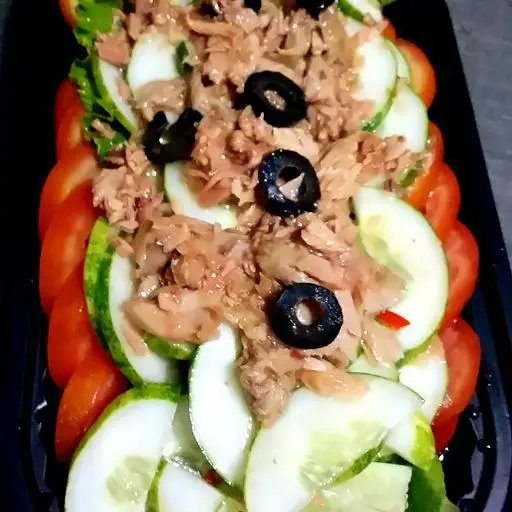 Hình ảnh Salad cá ngừ hộp và ô liu đen