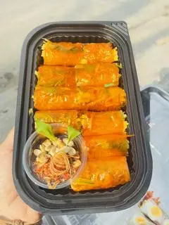 Hình ảnh cuộn đỏ chuyền thống chấm sốt me bơ 
