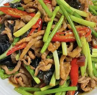 Hình ảnh Nạc dăm heo xào cần tỏi, mộc nhĩ/ 芹蒜木耳炒 / Pork celery, garlic wood mushrooms