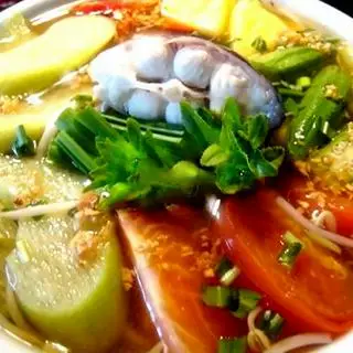 Hình ảnh Cơm canh chua mình cá hú, đầu cá hú