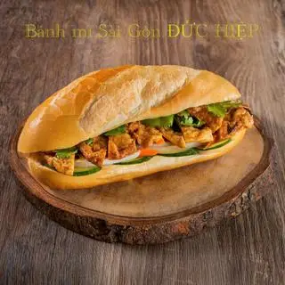 Hình ảnh BÁNH MÌ CHẢ CÁ + TRỨNG