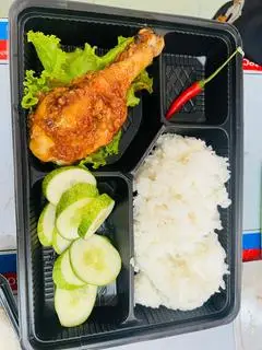 Hình ảnh Cơm đùi gà chiên mắm
