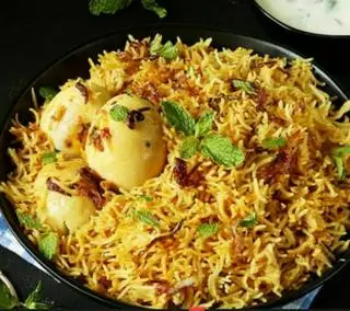 Hình ảnh egg biryani + garlic sauce