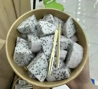 Hình ảnh Thanh long trắng ngon ngọt bổ sẵn hộp