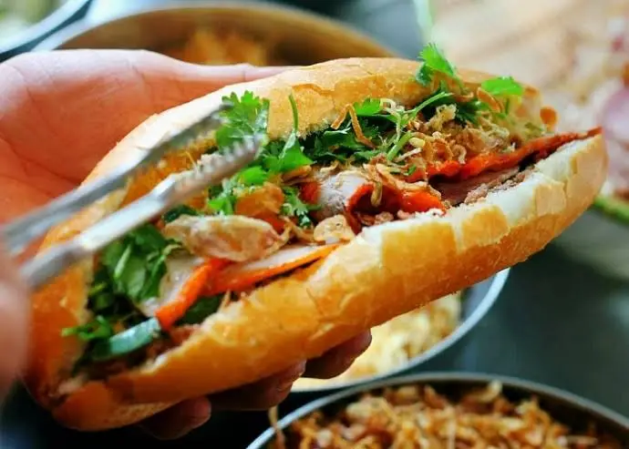Hình ảnh Bánh Mì Kẹp Nem Nướng + Bì