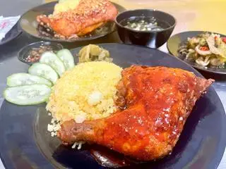 Hình ảnh Cơm gà sốt cay góc tư