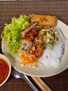 Hình ảnh Bánh ướt thịt nướng đặc biệt