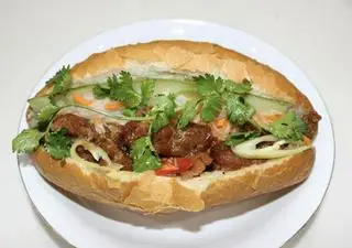Hình ảnh Bánh mì thịt nướng ốp la